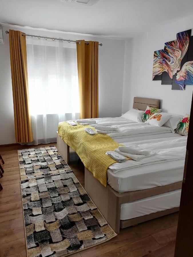 Happy House Appartement Hunedoara Buitenkant foto